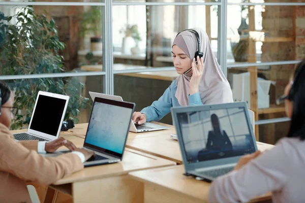 Operadora musulmana en hijab y consultoría de auriculares en línea —  Fotos de Stock