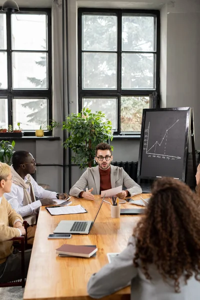 Jóvenes colegas multirraciales escuchando confidente entrenador de negocios — Foto de Stock