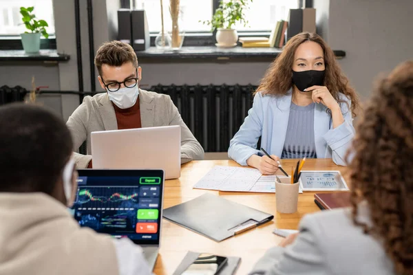 Groupe de managers en masques de protection travaillant au bureau — Photo