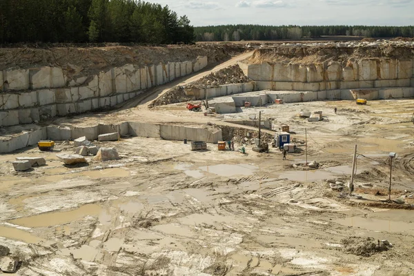 Zona sucia donde se planea construir grandes bloques de casas — Foto de Stock