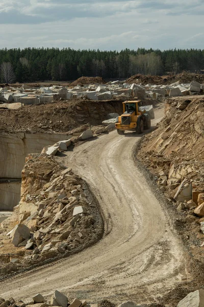 Grande trator movendo-se para baixo estrada no local de construção — Fotografia de Stock