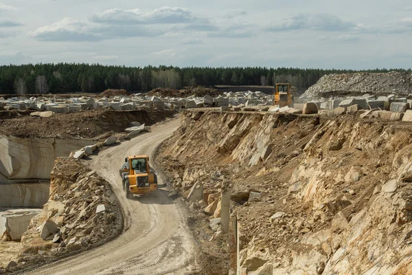 建設地域に沿って道路を移動する鉱山トラック — ストック写真