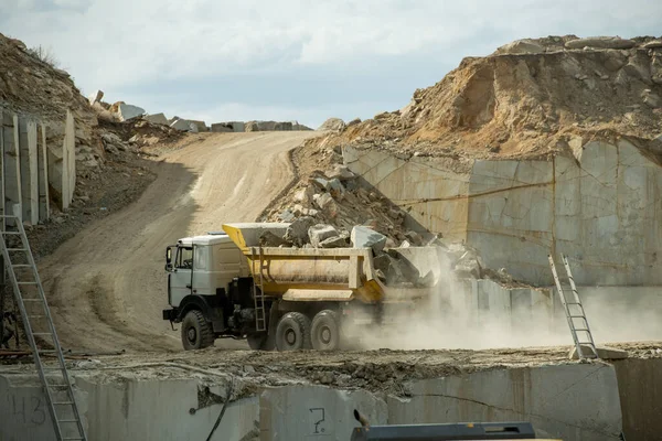 Camión con enormes piedras o materiales de construcción que se mueven a lo largo de la carretera —  Fotos de Stock