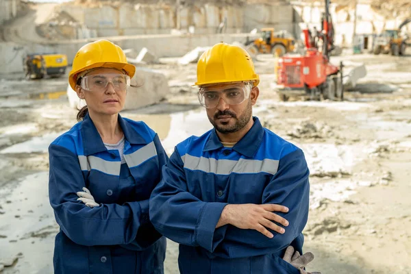 Two mature professional builders crossing arms by chest — Stock Photo, Image