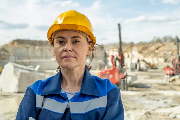 Madura mujer constructora en hardhat mirando a la cámara —  Fotos de Stock