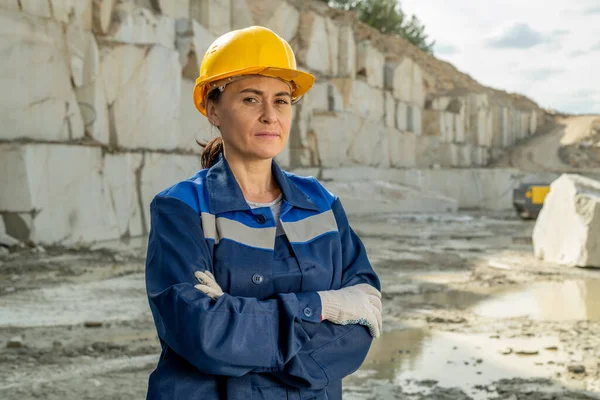 Minera o constructora femenina seria en brazos cruzados uniformes en el pecho —  Fotos de Stock