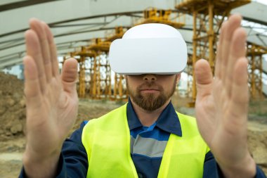VR gözlük kullanan inşaat işçisi