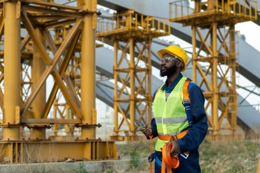 Fabrikada inşaat işçisi.