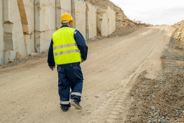 Vista trasera del trabajador contemporáneo de la cantera que se desplaza por carretera —  Fotos de Stock