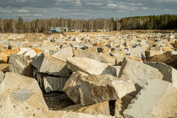 Piedras enormes o trozos de rocas en canteras o obras de construcción —  Fotos de Stock