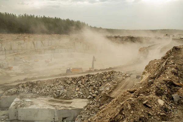 Amplia cantera o obra contra el medio ambiente natural — Foto de Stock