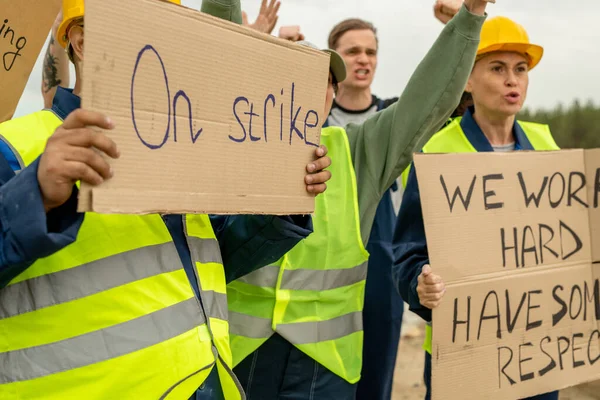 Groupe de constructeurs ou mineurs en colère avec des pancartes — Photo