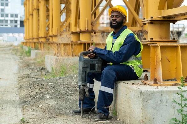 Trabajador de la construcción con herramienta de trabajo al aire libre —  Fotos de Stock