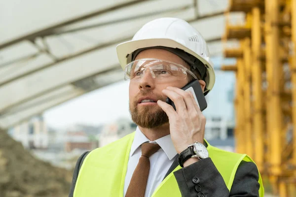 Ingeniero hablando por teléfono al aire libre — Foto de Stock