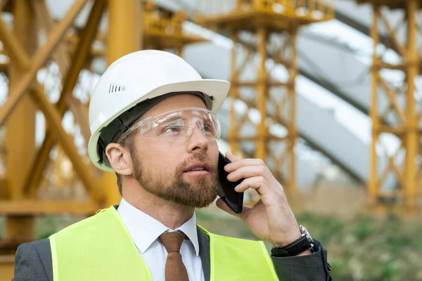 Інженер розмовляє по телефону — стокове фото