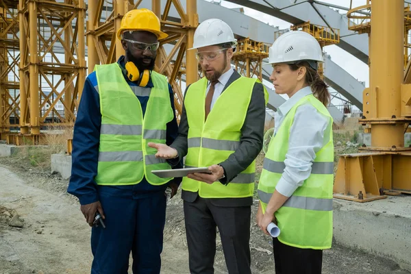 Trabajadores de la construcción usando tableta PC en el trabajo —  Fotos de Stock