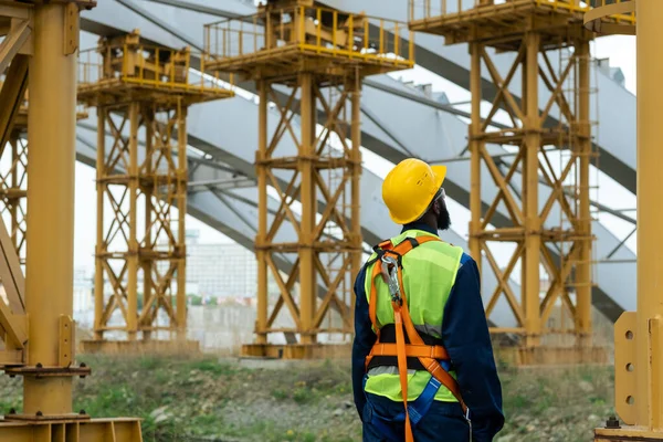 Werknemer werkzaam op bouwplaats — Stockfoto