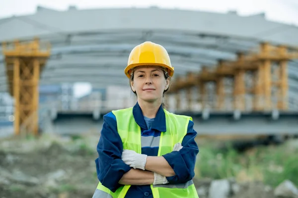 Vrouw werkzaam als ingenieur buiten — Stockfoto