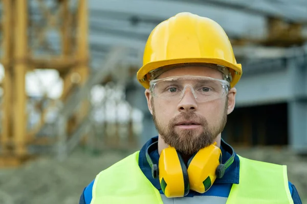 Arbetstagare i skyddsarbetskläder utomhus — Stockfoto