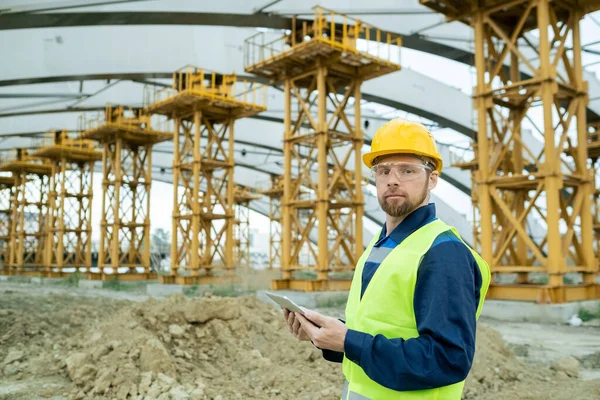 Ingeniero que controla la construcción del edificio — Foto de Stock