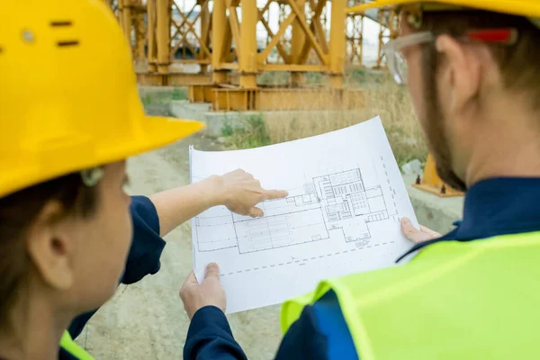 Menschen, die im Freien mit Blaupausen arbeiten — Stockfoto