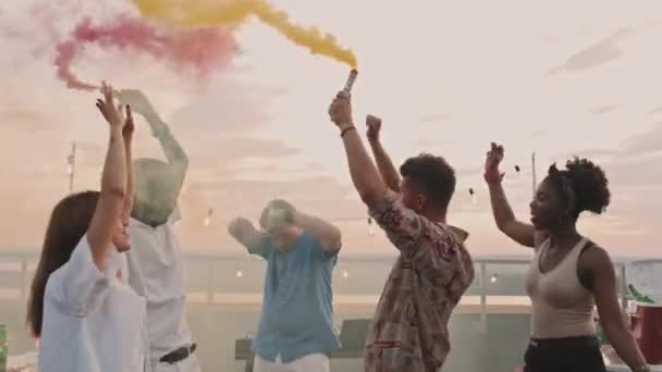 Handhållen Bild Grupp Glada Ungdomar Som Håller Färg Rök Bomber — Stockvideo