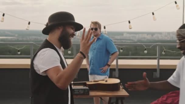 Lentidão Mão Homem Afro Americano Seu Amigo Caucasiano Sorrindo Cumprimentando — Vídeo de Stock