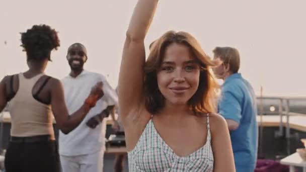 Στιγμιότυπο Της Χαρούμενης Νεαρής Γυναίκας Που Χαμογελά Και Κοιτάζει Την — Αρχείο Βίντεο