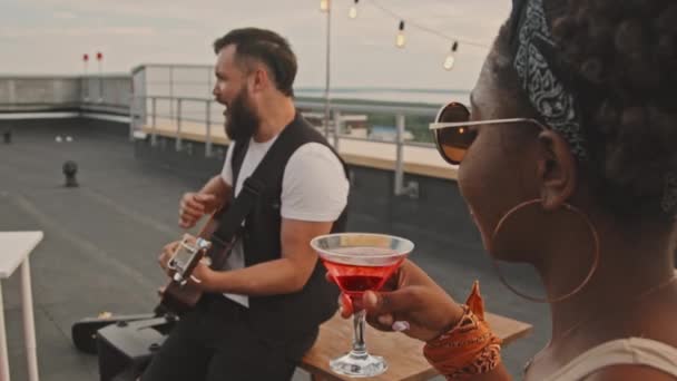 Slowmo Toma Seguimiento Portátil Alegre Mujer Afroamericana Bebiendo Bebida Alcohólica — Vídeos de Stock