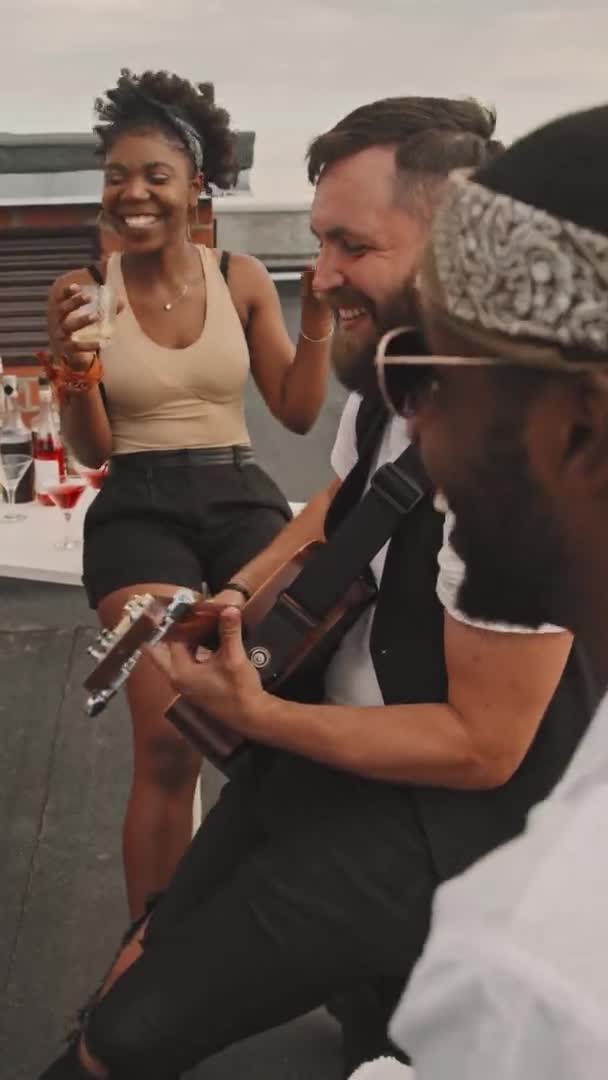 Tiro Vertical Portátil Hombre Barbudo Feliz Sonriendo Tocando Guitarra Acústica — Vídeos de Stock