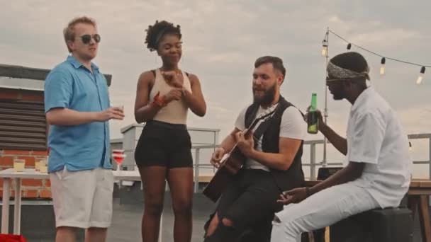 Середній Знімок Групи Молодих Людей Які Насолоджуються Алкогольними Напоями Танцями — стокове відео