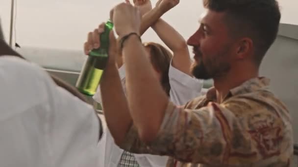 Slowmo Toma Mano Los Hombres Con Botellas Cerveza Feliz Mujer — Vídeos de Stock