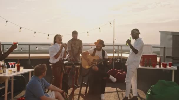 Rastreamento Portátil Banda Tocando Música Festa Terraço Telhado Noite Verão — Vídeo de Stock