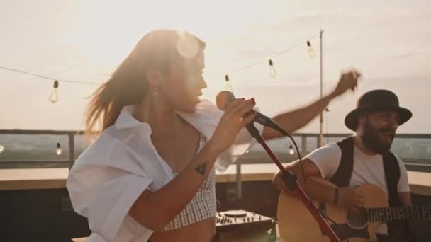 Grabación Seguimiento Lento Banda Cantando Terraza Azotea Noche Verano Mujer — Vídeos de Stock