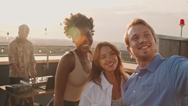 Handheld Tracking Shot Van Gelukkige Jonge Man Vrouwen Nemen Selfie — Stockvideo