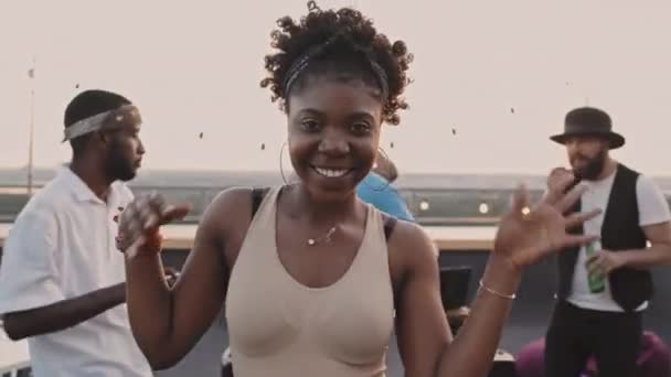 Портативный Снимок Молодой Черной Женщины Улыбающейся Танцующей Перед Камерой Вечеринке — стоковое видео