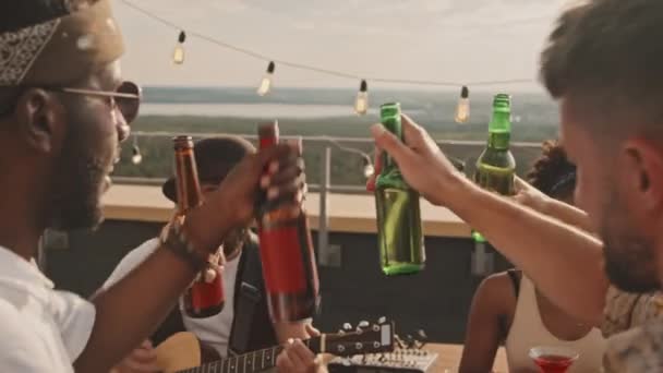 Slowmo Tiro Grupo Jovens Felizes Brindar Com Bebidas Alcoólicas Desfrutar — Vídeo de Stock