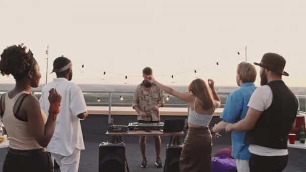 Handheld Rastreamento Tiro Jovens Felizes Dançando Terraço Noite Verão Agradável — Vídeo de Stock