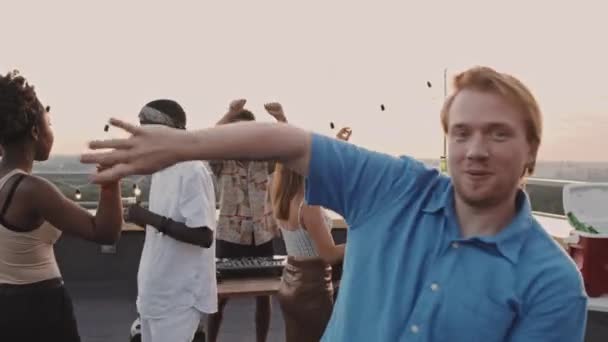 Середній Знімок Молодого Чоловіка Який Посміхається Танцює Перед Камерою Вечірці — стокове відео