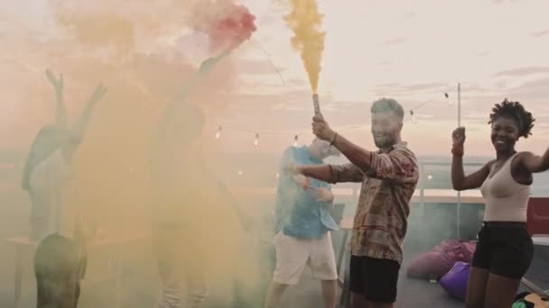 Yaz Akşamları Çatıdaki Terasta Renkli Sis Bombalı Mutlu Gençlerin Kamerasıyla — Stok video