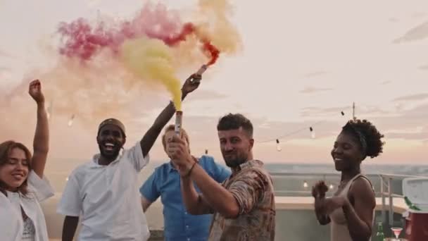 Elinde Renkli Sis Bombaları Tutan Kameraya Bakarken Çatıdaki Partide Dans — Stok video
