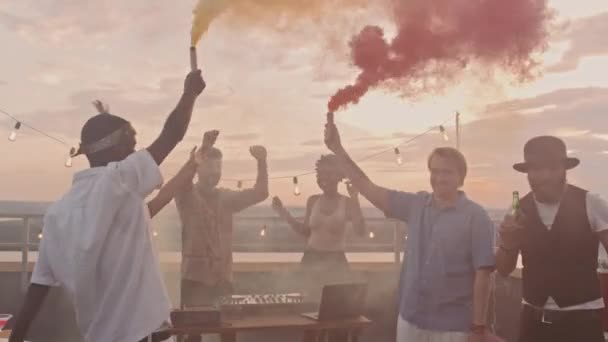 Ruční Záběr Multietnické Skupiny Mladých Lidí Držících Barevné Kouřové Bomby — Stock video