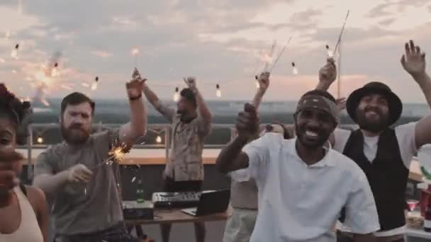 Tiro Portátil Grupo Multi Étnico Jovens Amigos Felizes Segurando Sparklers — Vídeo de Stock