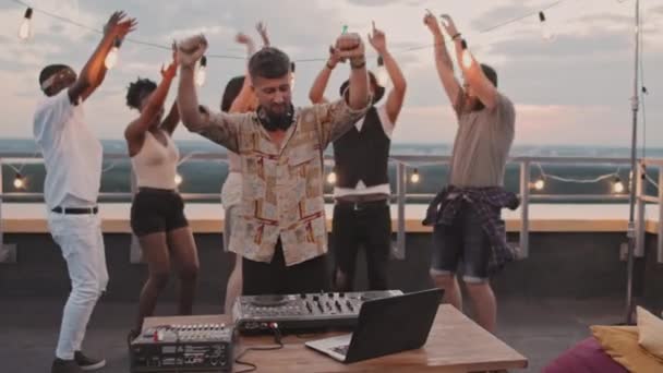 Kézi Lassított Felvétel Férfi Játszik Táncol Csoport Fiatalok Tetőteraszon Nyáron — Stock videók