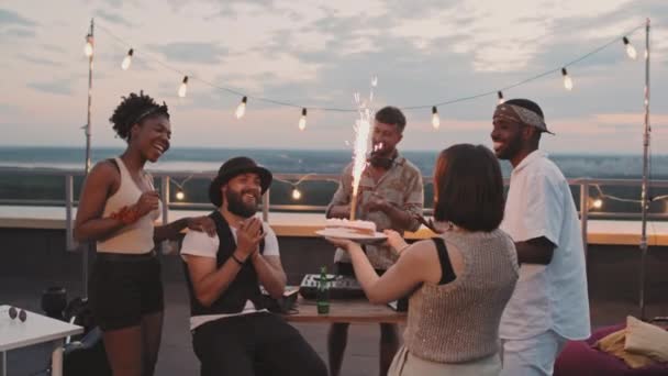 Lentidão Portátil Jovens Felizes Comemorando Aniversário Amigos Terraço Último Piso — Vídeo de Stock