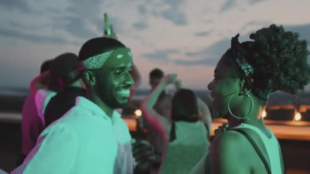 Foto Portátil Homem Mulher Afro Americanos Felizes Rindo Dançando Juntos — Vídeo de Stock