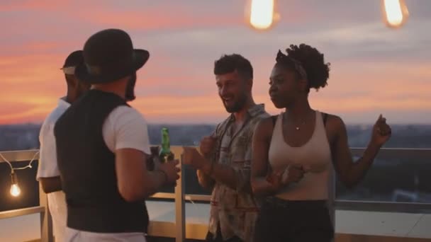 Ручний Знімок Молодих Чоловіків Жінок Танцюють Разом Терасі Заході Сонця — стокове відео
