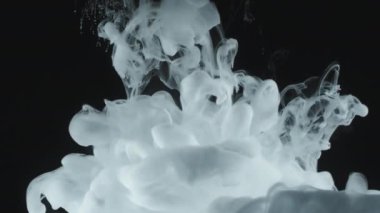 Yavaş yavaş beyaz boyanın siyah zemine doğru düşüp akışını kapat