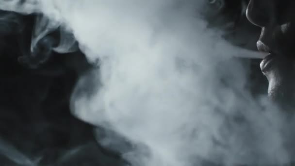 Zbliżenie Wsteczny Strzał Człowieka Wdychającego Białe Chmury Dymu Podczas Vaping — Wideo stockowe