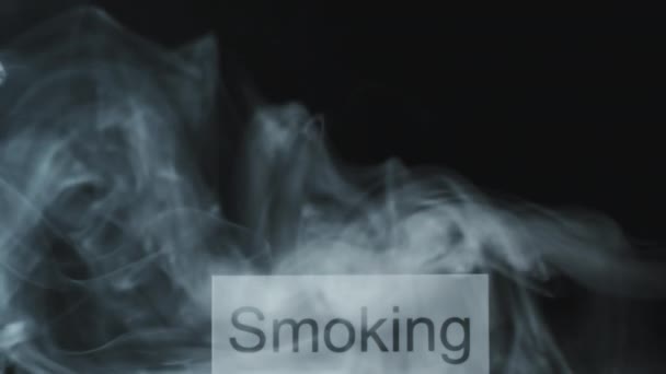 Αντίστροφη Κοντινό Απομονωμένο Μαύρο Φόντο Φωτογραφία Της Πινακίδας Λέξη Κάπνισμα — Αρχείο Βίντεο